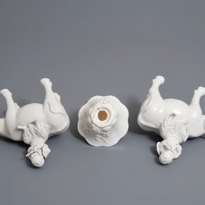 Deux modèles de joueurs de flute sur buffles et une tasse à vin en porcelaine blanc de Chine, 18/19ème — photo 8