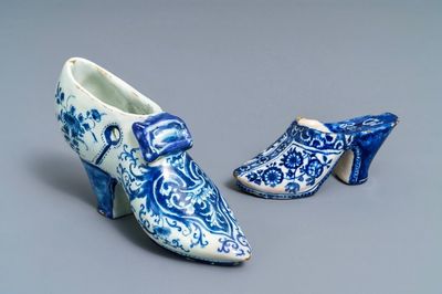 Deux modèles de mules en faïence de Delft bleu et blanc, une datée 1708, 18ème
