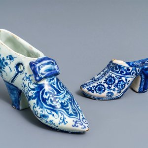 Deux modèles de mules en faïence de Delft bleu et blanc, une datée 1708, 18ème — photo 1