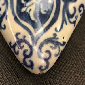 Deux modèles de mules en faïence de Delft bleu et blanc, une datée 1708, 18ème — photo 13