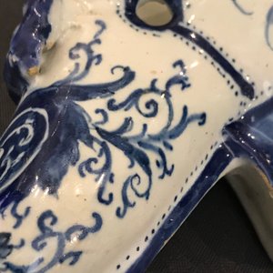 Deux modèles de mules en faïence de Delft bleu et blanc, une datée 1708, 18ème — photo 15