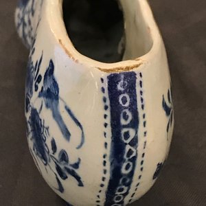 Deux modèles de mules en faïence de Delft bleu et blanc, une datée 1708, 18ème — photo 17