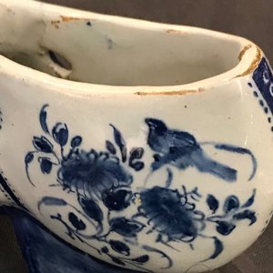Deux modèles de mules en faïence de Delft bleu et blanc, une datée 1708, 18ème — photo 18