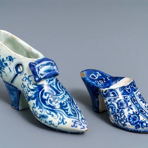 Deux modèles de mules en faïence de Delft bleu et blanc, une datée 1708, 18ème — photo 2