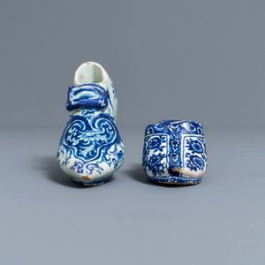 Deux modèles de mules en faïence de Delft bleu et blanc, une datée 1708, 18ème — photo 4