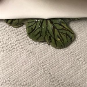 Deux modèles de pommes et une d'une poire en faïence de Delft polychrome, 18ème — photo 11
