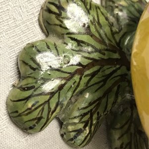 Deux modèles de pommes et une d'une poire en faïence de Delft polychrome, 18ème — photo 12