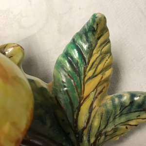 Deux modèles de pommes et une d'une poire en faïence de Delft polychrome, 18ème — photo 15