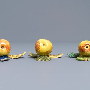 Deux modèles de pommes et une d'une poire en faïence de Delft polychrome, 18ème — photo 2