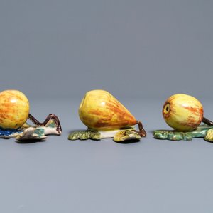 Deux modèles de pommes et une d'une poire en faïence de Delft polychrome, 18ème — photo 5