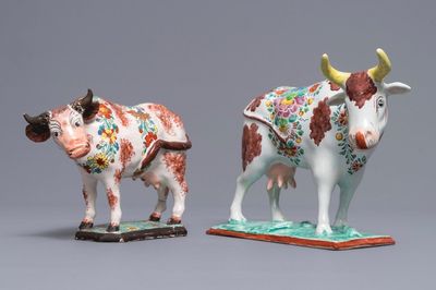 Deux modèles de vaches sur bases en faïence de Delft polychrome petit feu, 18ème