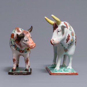 Deux modèles de vaches sur bases en faïence de Delft polychrome petit feu, 18ème — photo 3