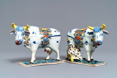 Deux modèles de vaches sur un tertre en faïence de Delft polychrome, 18ème