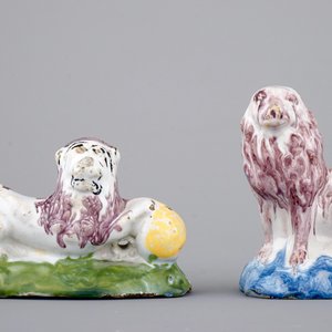 Deux modèles en faïence de Delft polychrome, un lion et un chien, 18ème siècle — photo 1