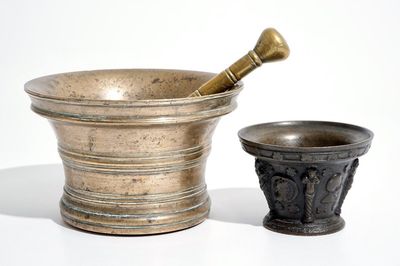 Deux mortiers et un pilon en bronze, France ou Flandres, 16/17ème