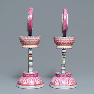 Deux ornements d'autel en porcelaine de Chine famille rose, marque de Qianlong, 19ème — photo 4