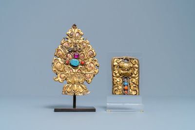 Deux ornements en bronze doré incrusté, Sino-Tibet, 17/18ème