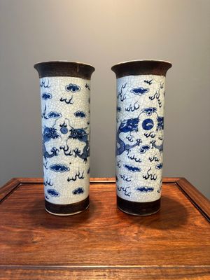 Deux paire de vases en porcelaine de Chine en bleu et blanc dit 'de Nankin' à émail craquelé à décor de dragons et un plat, marque de Chenghua, 19ème — photo 1