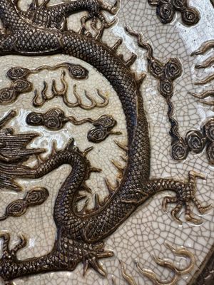 Deux paire de vases en porcelaine de Chine en bleu et blanc dit 'de Nankin' à émail craquelé à décor de dragons et un plat, marque de Chenghua, 19ème — photo 16