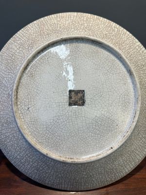 Deux paire de vases en porcelaine de Chine en bleu et blanc dit 'de Nankin' à émail craquelé à décor de dragons et un plat, marque de Chenghua, 19ème — photo 17
