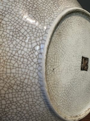 Deux paire de vases en porcelaine de Chine en bleu et blanc dit 'de Nankin' à émail craquelé à décor de dragons et un plat, marque de Chenghua, 19ème — photo 18
