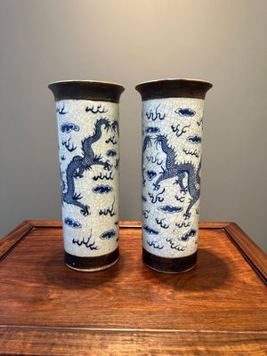 Deux paire de vases en porcelaine de Chine en bleu et blanc dit 'de Nankin' à émail craquelé à décor de dragons et un plat, marque de Chenghua, 19ème — photo 2
