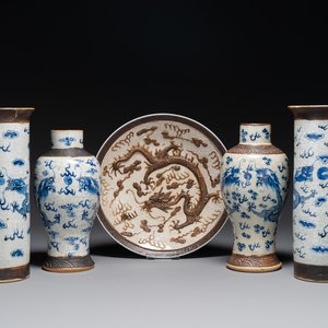 Deux paire de vases en porcelaine de Chine en bleu et blanc dit 'de Nankin' à émail craquelé à décor de dragons et un plat, marque de Chenghua, 19ème — photo 1