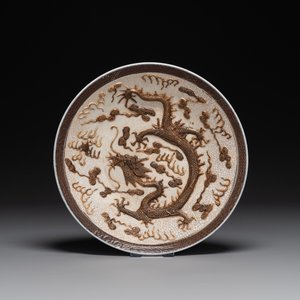 Deux paire de vases en porcelaine de Chine en bleu et blanc dit 'de Nankin' à émail craquelé à décor de dragons et un plat, marque de Chenghua, 19ème — photo 5