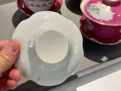 Deux paires de bols couverts sur présentoirs en porelaine de Chine qianjiang cai, signé Lin Lu 岺盧, 19/20ème — photo 10