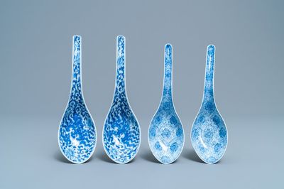 Deux paires de cuillères en porcelaine de Chine en bleu et blanc, 19ème