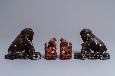 Deux paires de modèles d'éléphants et de lions bouddhistes en bois sculpté, Chine, République, 20ème