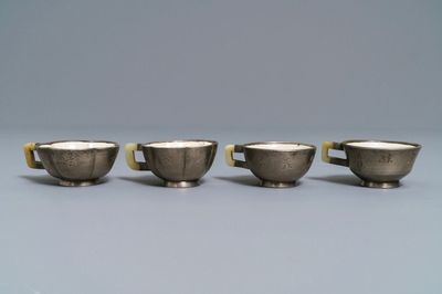 Deux paires de tasses en grès de Yixing à monture en jade et étain à inscription, Chine, 19/20ème