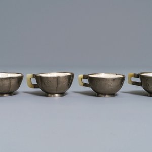 Deux paires de tasses en grès de Yixing à monture en jade et étain à inscription, Chine, 19/20ème — photo 1