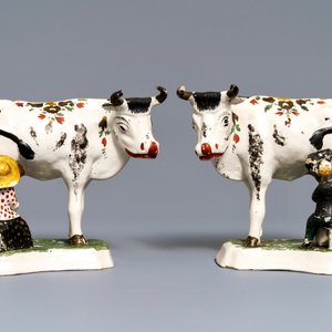 Deux paires de vaches en faïence de Delft et un pichet Habaner, 18ème — photo 2