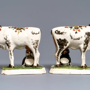 Deux paires de vaches en faïence de Delft et un pichet Habaner, 18ème — photo 3