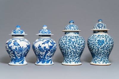 Deux paires de vases couverts en porcelaine de Chine bleu et blanc, marques de Kangxi et Chenghua, 19ème