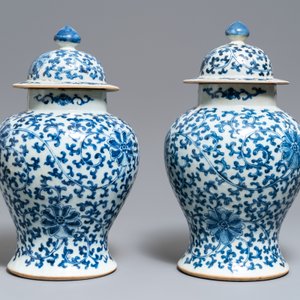 Deux paires de vases couverts en porcelaine de Chine bleu et blanc, marques de Kangxi et Chenghua, 19ème — photo 11