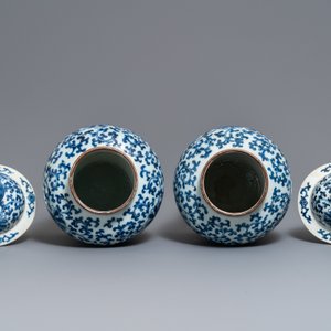 Deux paires de vases couverts en porcelaine de Chine bleu et blanc, marques de Kangxi et Chenghua, 19ème — photo 12