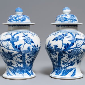 Deux paires de vases couverts en porcelaine de Chine bleu et blanc, marques de Kangxi et Chenghua, 19ème — photo 2