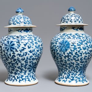 Deux paires de vases couverts en porcelaine de Chine bleu et blanc, marques de Kangxi et Chenghua, 19ème — photo 9