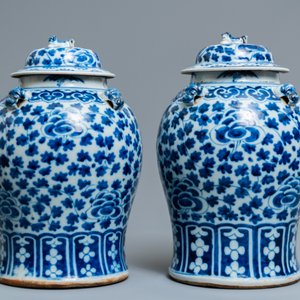 Deux paires de vases couverts en porcelaine de Chine en bleu et blanc, 19/20ème — photo 2