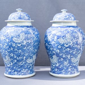 Deux paires de vases couverts en porcelaine de Chine en bleu et blanc, 19/20ème — photo 23