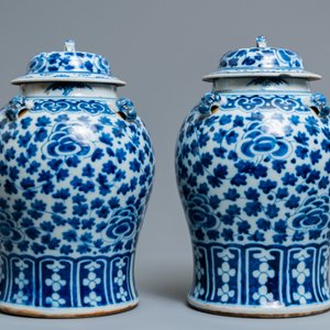 Deux paires de vases couverts en porcelaine de Chine en bleu et blanc, 19/20ème — photo 5