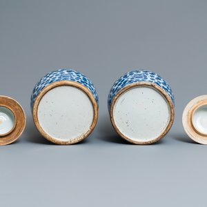Deux paires de vases couverts en porcelaine de Chine en bleu et blanc, 19/20ème — photo 7