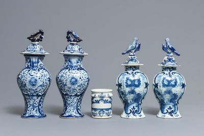 Deux paires de vases couverts et un pot de pharmacie en faïence de Delft en bleu et blanc, 18ème