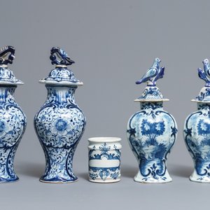 Deux paires de vases couverts et un pot de pharmacie en faïence de Delft en bleu et blanc, 18ème — photo 1