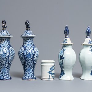 Deux paires de vases couverts et un pot de pharmacie en faïence de Delft en bleu et blanc, 18ème — photo 2