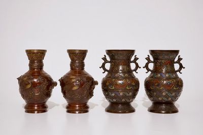 Deux paires de vases en bronze et émail champlevé, Japon, Meiji, 19ème