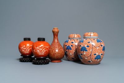 Deux paires de vases en porcelaine de Chine à fond corail et un vase à émail flambé, 19/20ème