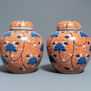 Deux paires de vases en porcelaine de Chine à fond corail et un vase à émail flambé, 19/20ème — photo 12